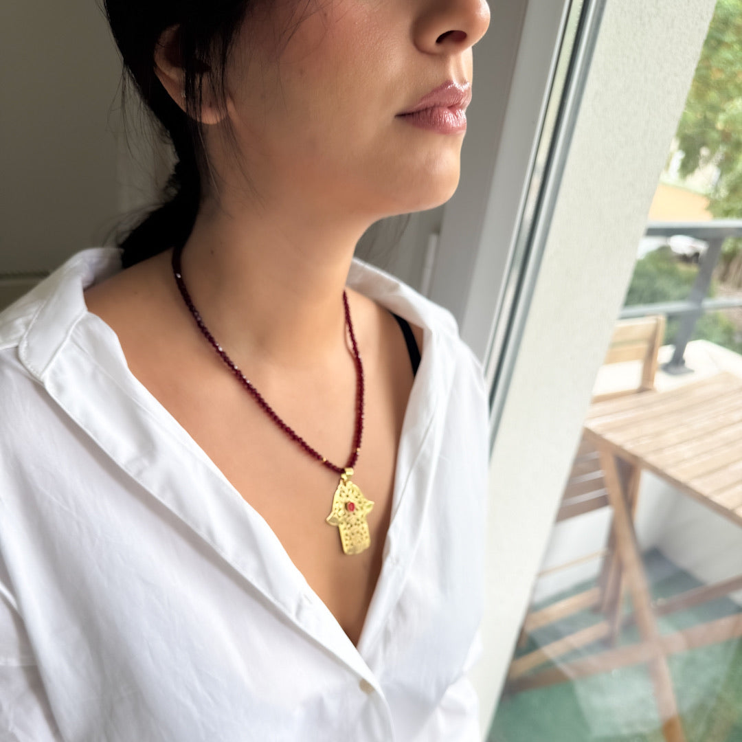 Collier main de fatma disponible en 2 coloris Rouge et vert