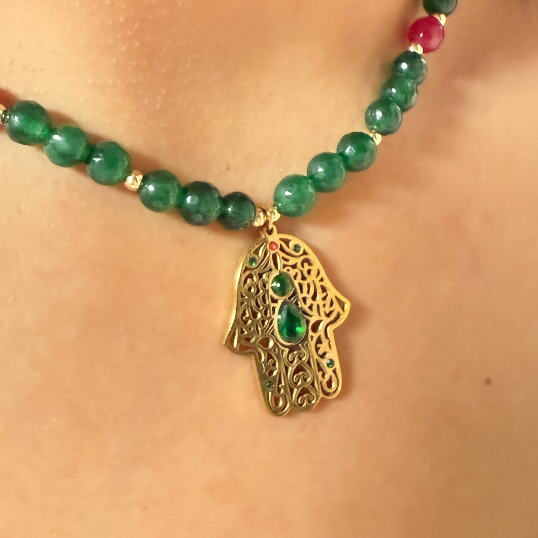 Collier main de fatma avec pierres vertes