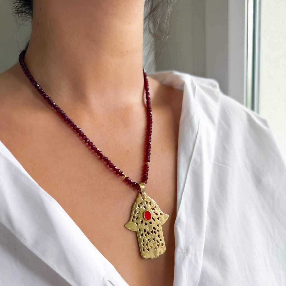 Collier main de fatma disponible en 2 coloris Rouge et vert