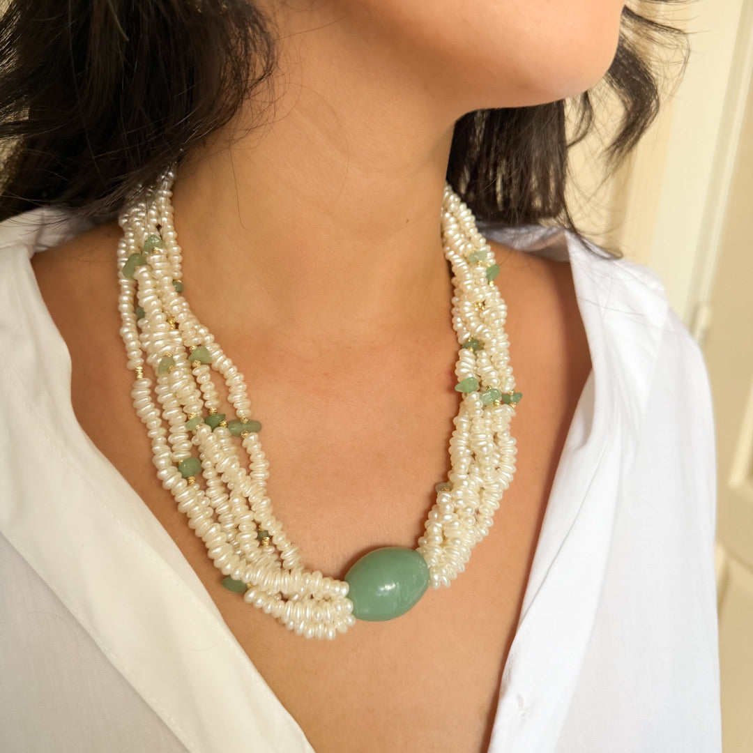 Collier perles effet nacré et touche verte