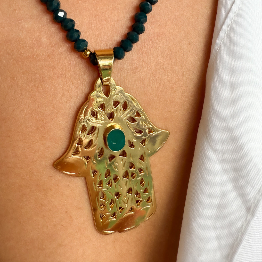 Collier main de fatma disponible en 2 coloris Rouge et vert