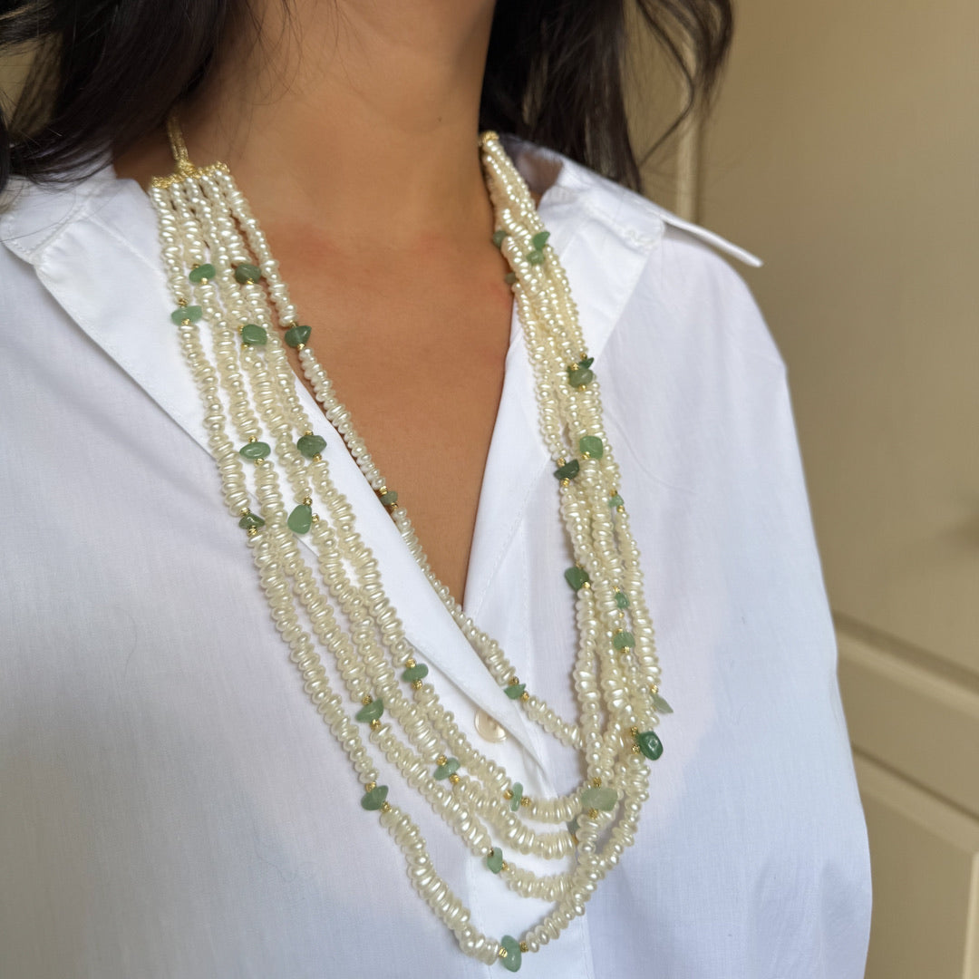 Collier perles effet nacré et touche verte