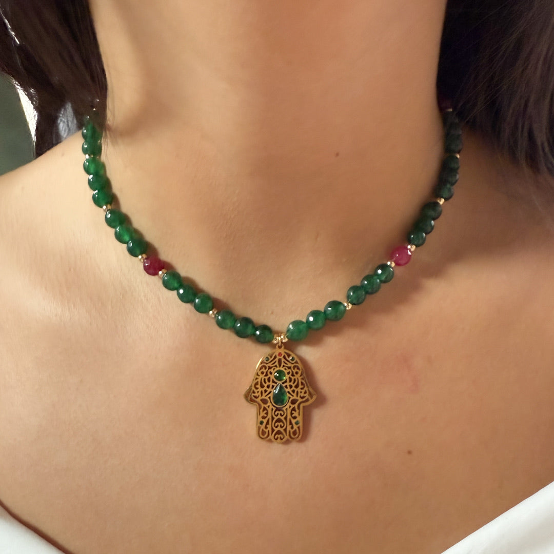Collier main de fatma avec pierres vertes