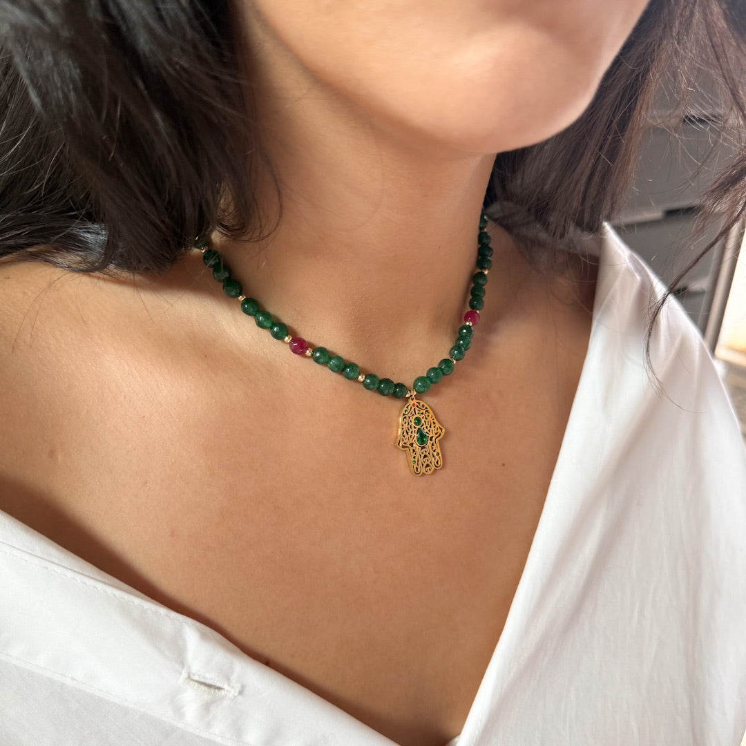 Collier main de fatma avec pierres vertes