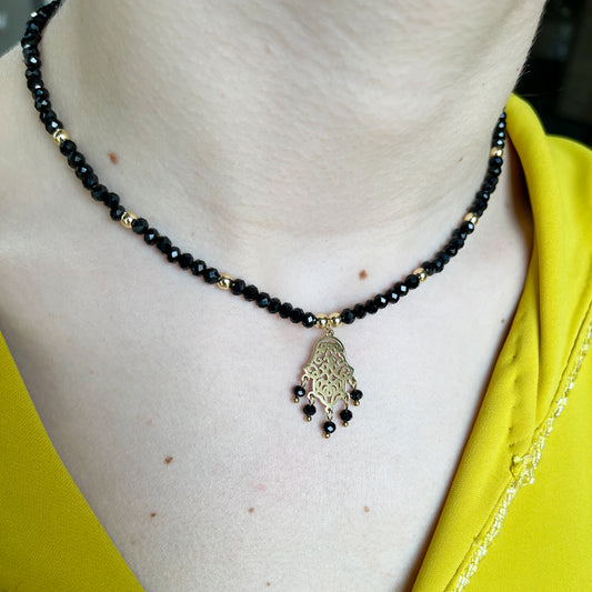 Collier perles noir main de fatma